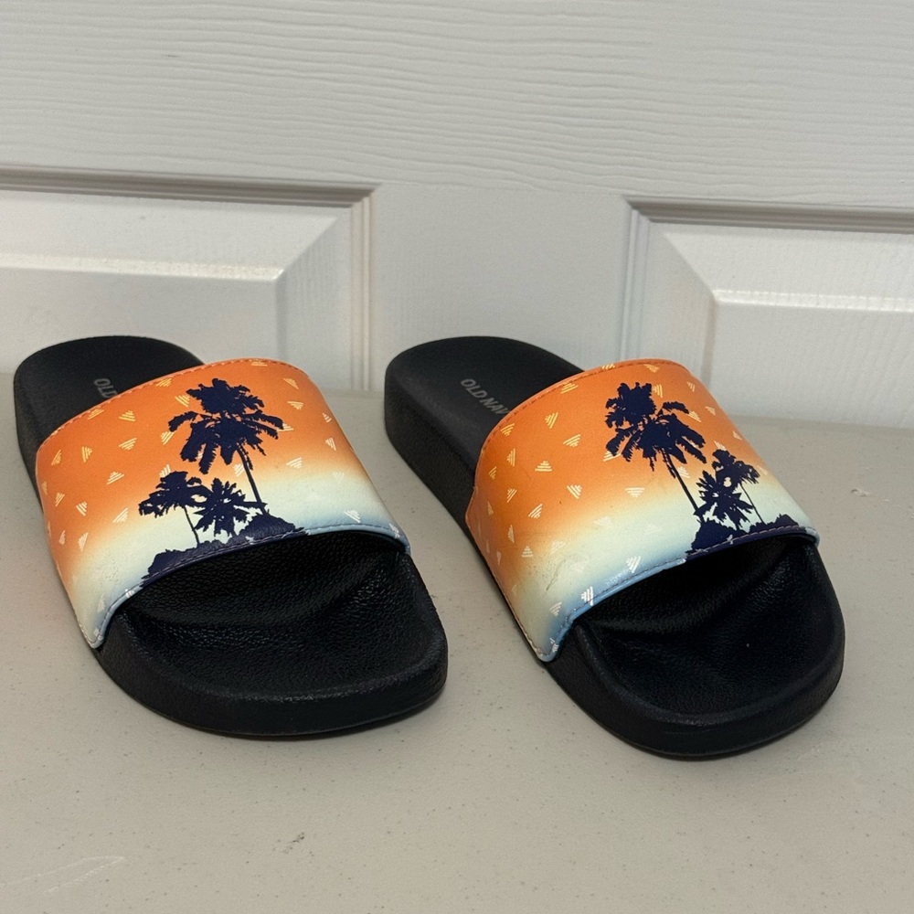 Old Navy Orange and Black Palm Tree Slides Kids 6-7